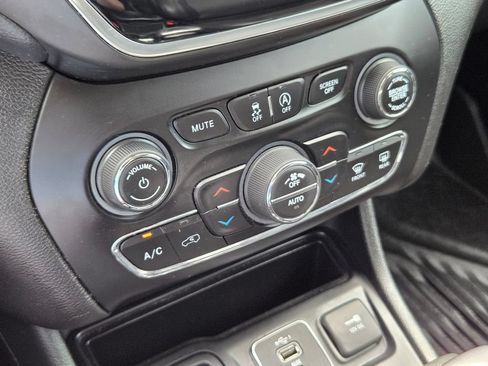 Used 2019 Jeep Cherokee Limited FWD image 17