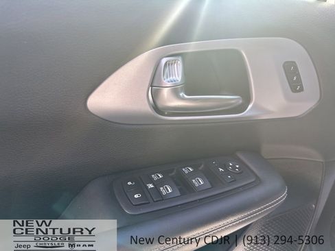 Used 2025 Chrysler Pacifica Limited image 7