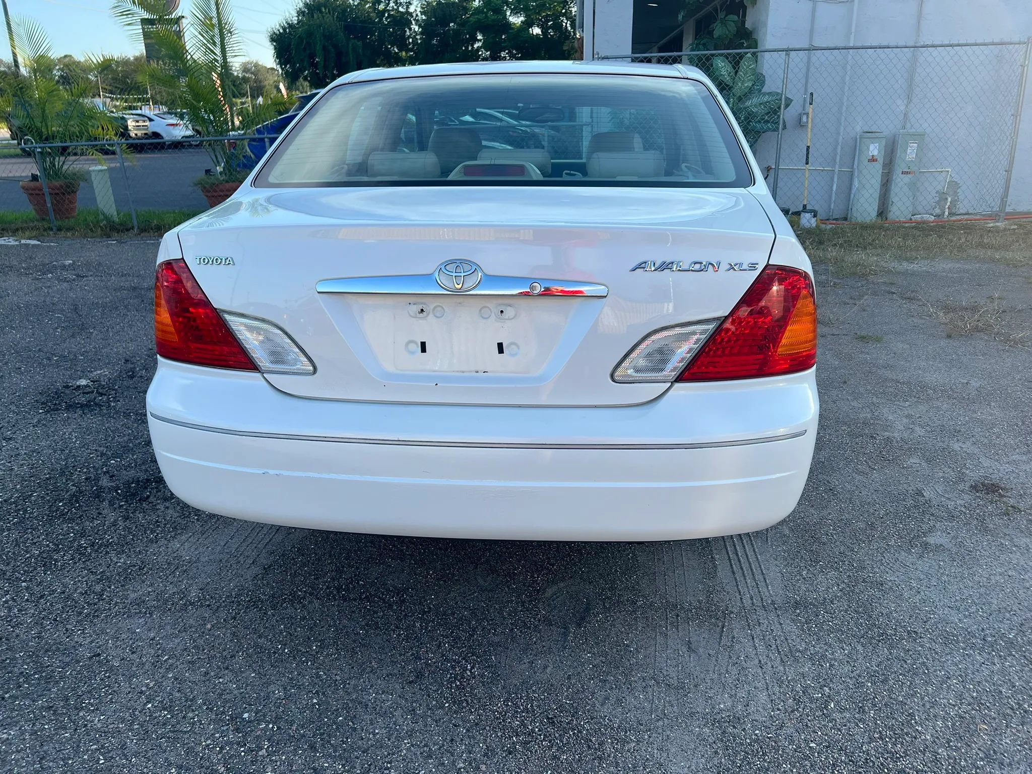 Used 2000 Toyota Avalon XLS FWD image 4