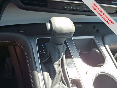 Used 2025 Toyota Sienna LE image 16