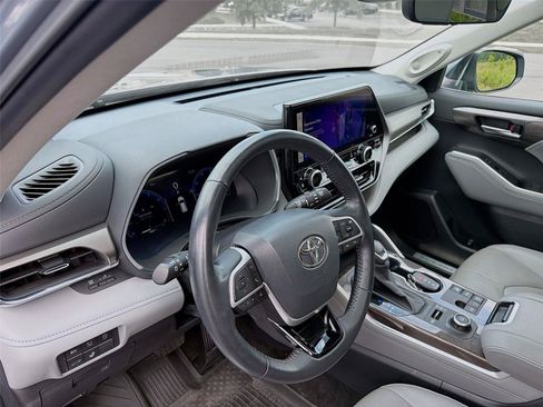 Used 2023 Toyota Highlander Limited AWD/4WD image 16