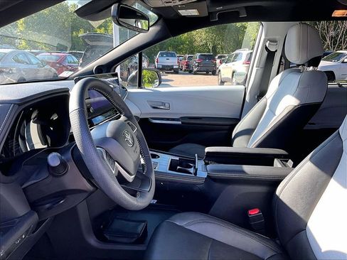 Used 2025 Toyota Sienna XSE w/ XSE Plus Package AWD/4WD image 4