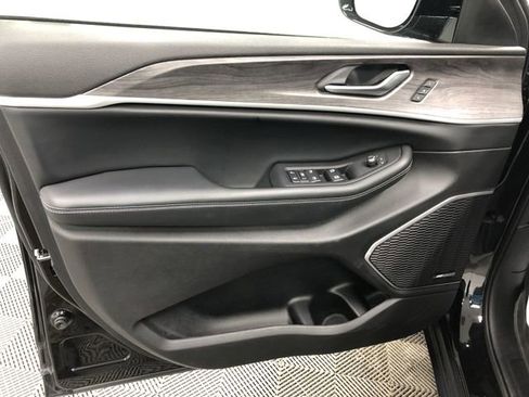 Used 2022 Jeep Grand Cherokee Limited w/ Luxury Tech Group II image 12