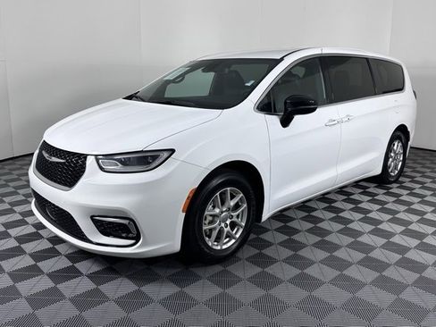 Used 2025 Chrysler Pacifica Select image 4