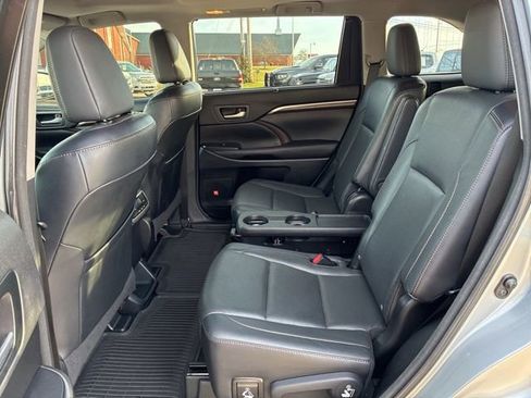 Used 2016 Toyota Highlander Limited image 23