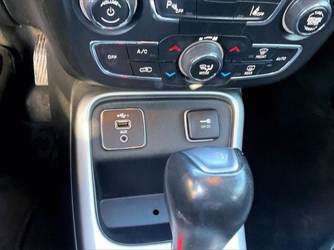 Used 2020 Jeep Compass Latitude image 34