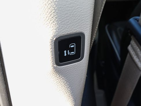 Used 2023 Chrysler Pacifica Limited image 19