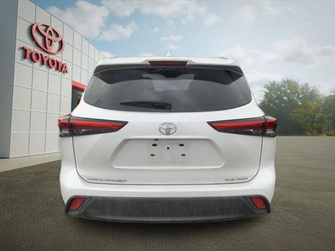 Used 2023 Toyota Highlander XLE AWD/4WD image 3
