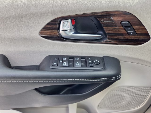 Used 2023 Chrysler Pacifica Limited FWD image 23