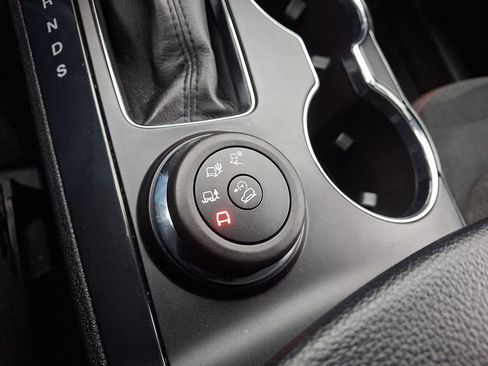 Certified 2018 Ford Explorer XLT w/ Equipment Group 202A image 27