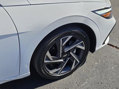 Used 2025 Hyundai Elantra SEL image 6