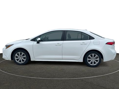 Used 2022 Toyota Corolla LE image 2