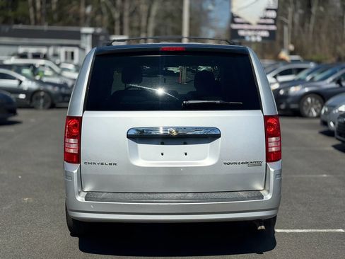 Used 2010 Chrysler Town & Country Touring image 6