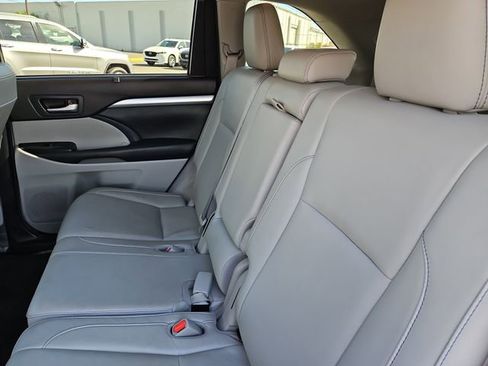 Used 2018 Toyota Highlander XLE image 13