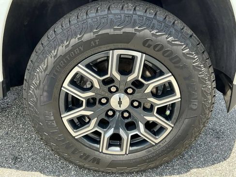 Used 2023 Chevrolet Colorado Z71 w/ Z71 Convenience Package 2 AWD/4WD image 17
