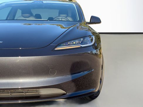 Used 2025 Tesla Model 3 Long Range image 9