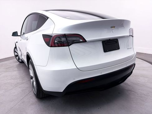 Used 2022 Tesla Model Y Long Range image 8