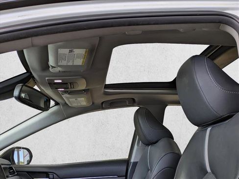 Used 2018 Toyota Camry XSE image 18