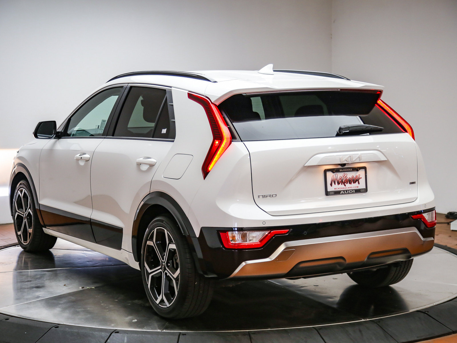 Used 2024 Kia Niro EX Touring FWD image 5