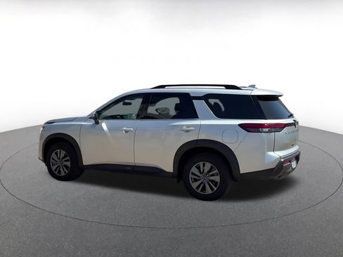 Used 2025 Nissan Pathfinder SV image 9