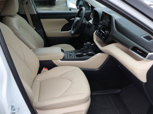 Used 2024 Toyota Highlander XLE AWD/4WD image 40