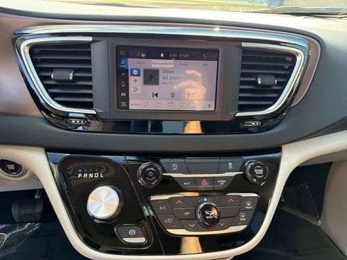 Used 2023 Chrysler Voyager LX FWD image 18