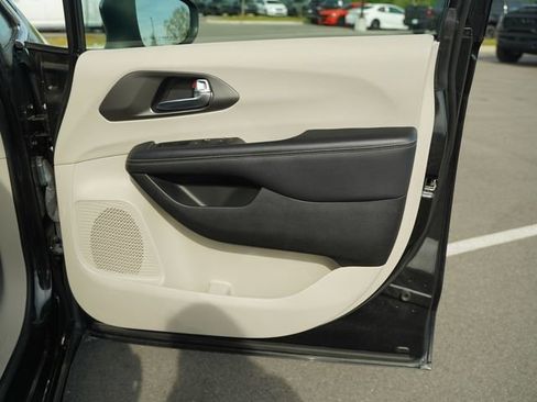 Used 2023 Chrysler Pacifica Touring-L FWD image 20