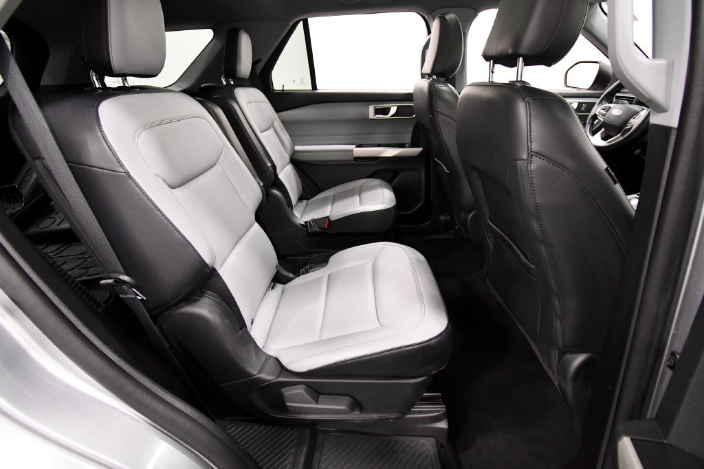 Used 2021 Ford Explorer XLT w/ Equipment Group 202A AWD/4WD image 18