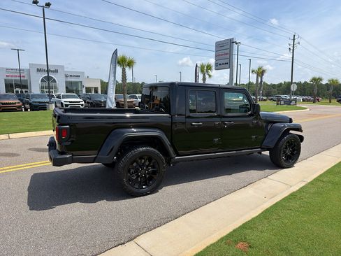 Used 2025 Jeep Gladiator Sport AWD/4WD image 4