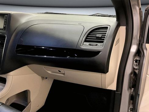 Used 2016 Dodge Grand Caravan SXT image 27