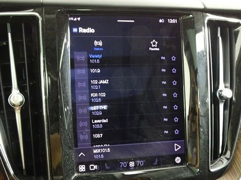 Used 2023 Volvo XC60 B5 Plus image 37