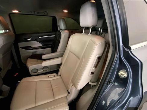Used 2019 Toyota Highlander Limited FWD image 12