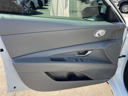 Used 2022 Hyundai Elantra SEL FWD image 25