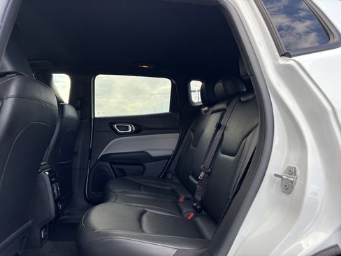 Used 2025 Jeep Compass Limited image 27