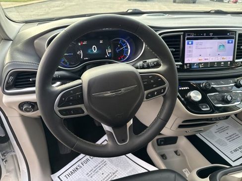 Used 2024 Chrysler Pacifica Select image 15