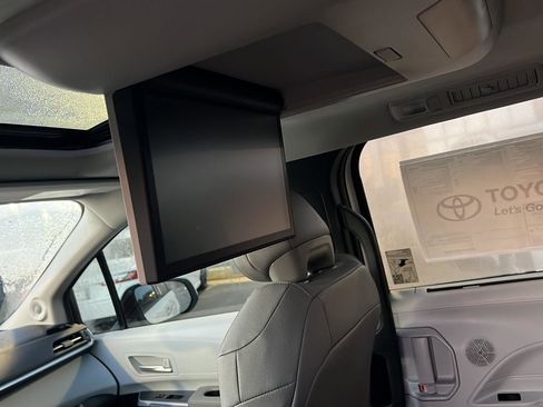 New 2026 Toyota Sienna XLE image 12