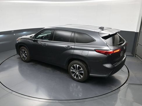 Used 2021 Toyota Highlander XLE FWD image 28