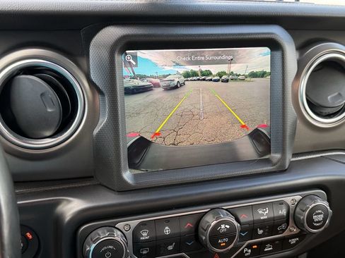 Used 2022 Jeep Gladiator Rubicon w/ Cold Weather Group AWD/4WD image 28