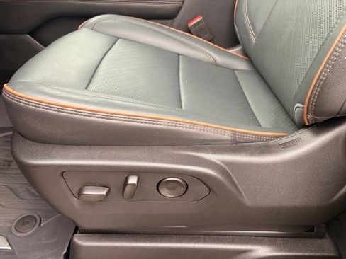 Used 2025 GMC Yukon AT4 AWD/4WD image 28