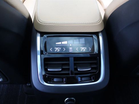 Used 2016 Volvo XC90 T8 Momentum w/ Vision Package image 27