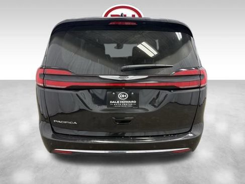 Used 2024 Chrysler Pacifica Touring-L image 11