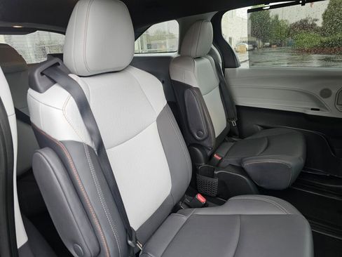 Used 2022 Toyota Sienna XSE FWD image 15