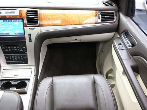 Used 2014 Cadillac Escalade Platinum RWD image 36