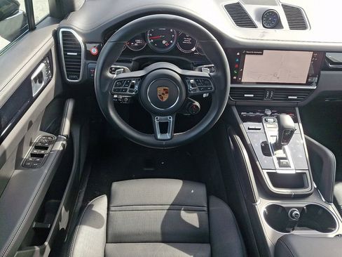 Used 2022 Porsche Cayenne Turbo image 2