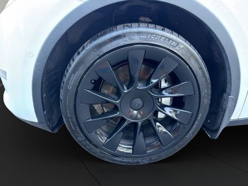 Used 2022 Tesla Model Y Long Range image 21
