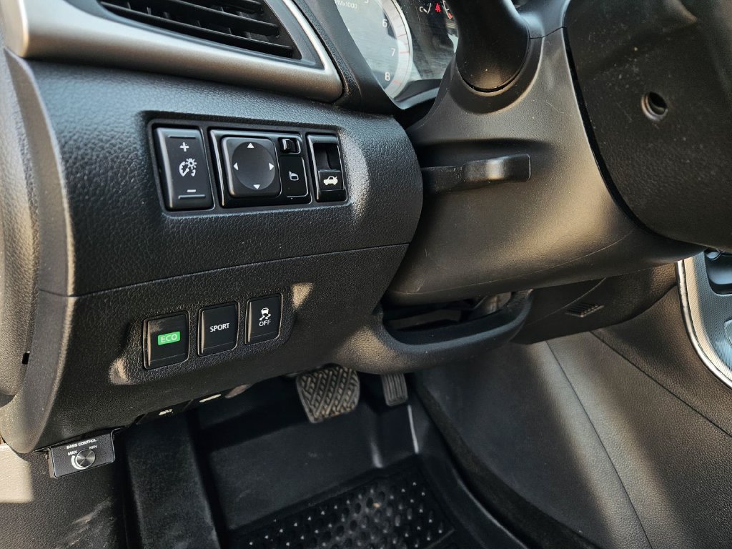 Used 2015 Nissan Sentra SR w/ SR Premium Package FWD image 17