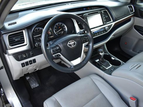 Used 2016 Toyota Highlander Limited FWD image 10
