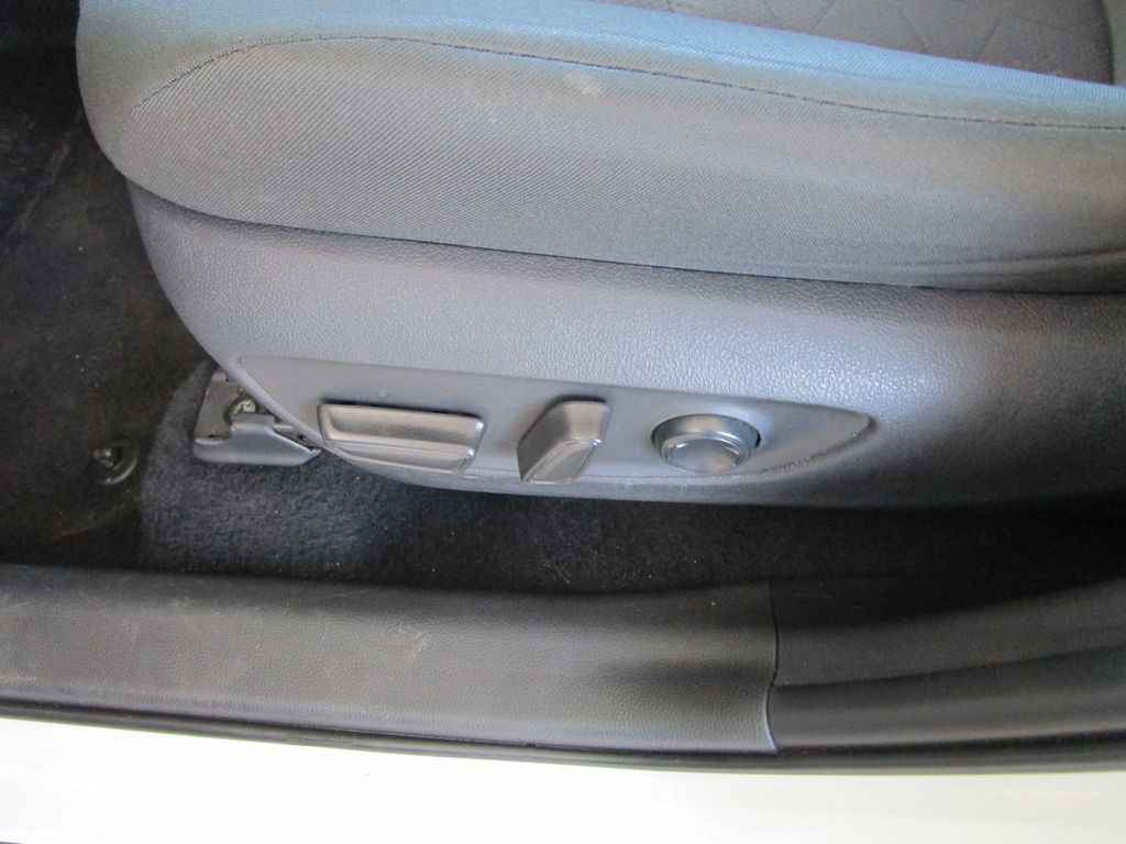 Used 2025 Toyota RAV4 XLE FWD image 22