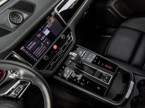 Certified 2025 Porsche Macan AWD/4WD image 32