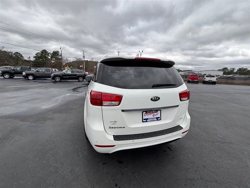 Used 2017 Kia Sedona LX w/ LX Essentials Premium Package image 4